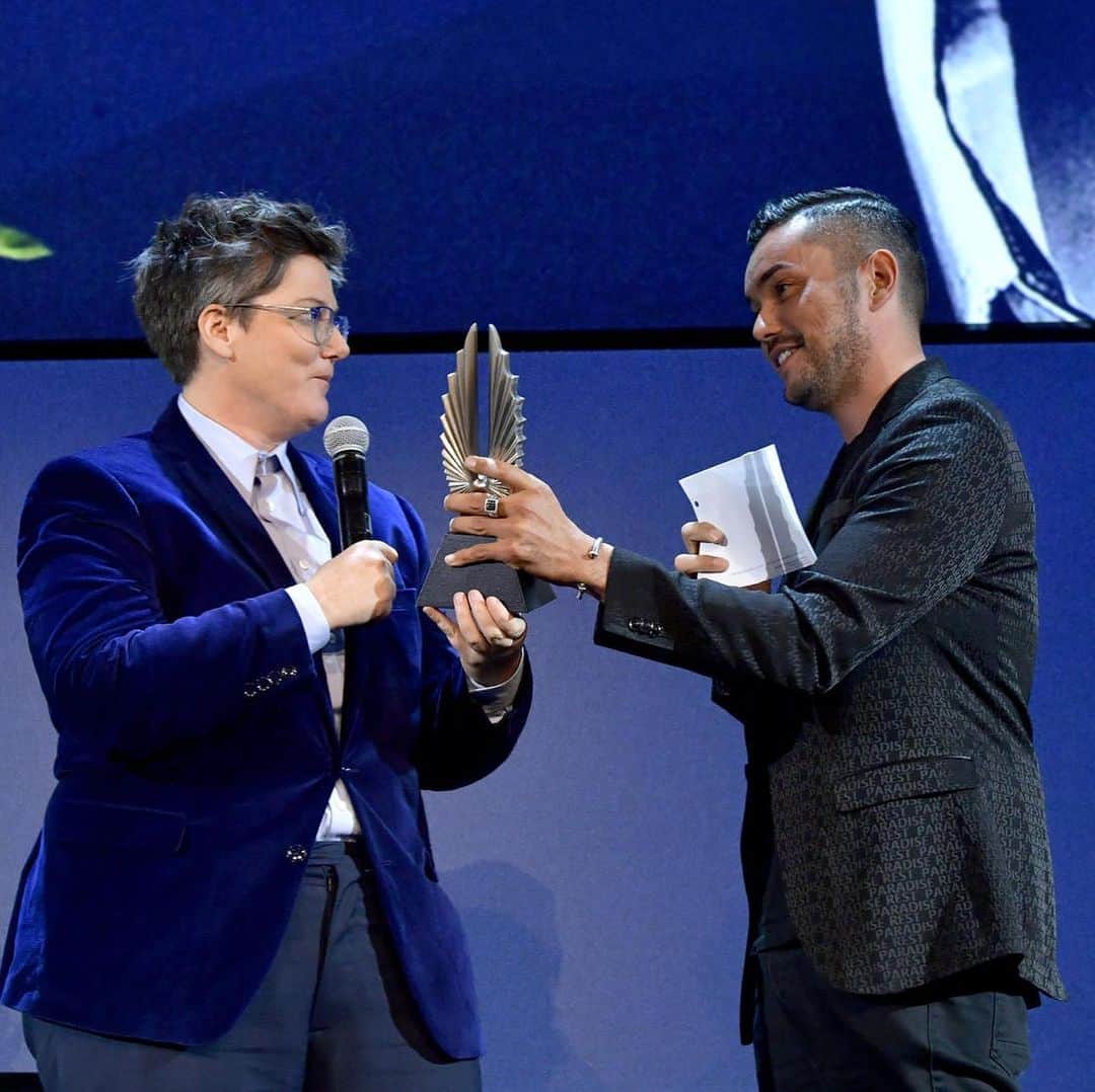 アンソニー・ラモスのインスタグラム：「So honored to present @hannah_gadsby with the Special Recognition #GLAADaward for #Nanette at the #NetflixFYSEE event last night! @netflix 📷: @gettyimages」