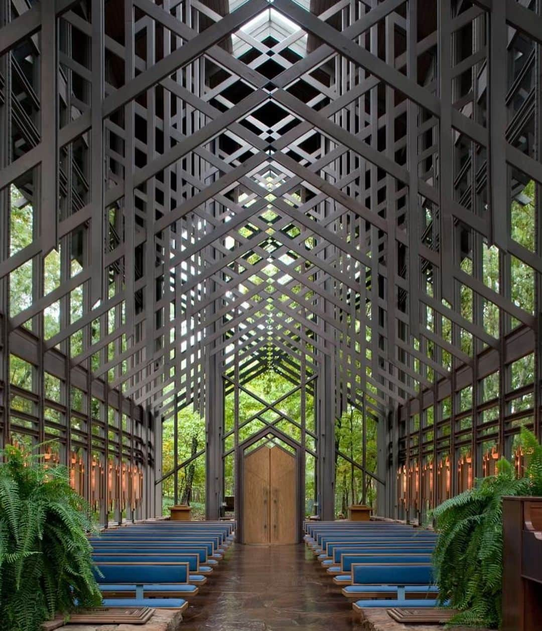 Architecture - Housesさんのインスタグラム写真 - (Architecture - HousesInstagram)「Thorncrown #Chapel remotely located in the Ozark Mountains . #church #architecture #nature #mountains #design #modern #nature #luxury #architect #designer #decoration #interior #perspective #amazing #project」5月14日 22時28分 - _archidesignhome_