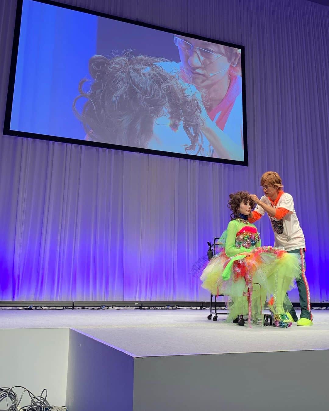大塚まゆりのインスタグラム：「Beauty of Positivity ～アップスタイリングセミナー2019～ こんな衣装着たの初めて‼️ お人形さんみたいなイメージとのことだったので、可愛くウォーキングしてきましたよ^ ^笑 #model #show #hairmake #makeup #hairshow #hairstyle #beautyworld」