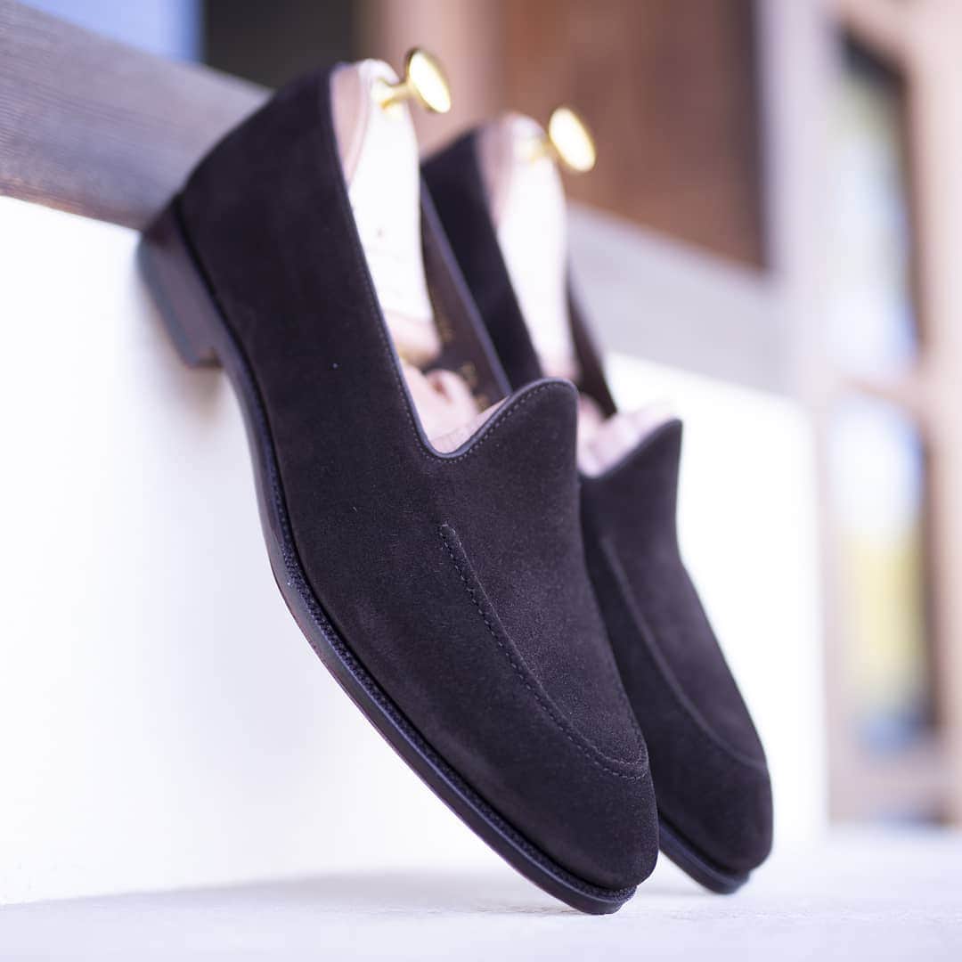 カルミナさんのインスタグラム写真 - (カルミナInstagram)「Our new Unlined slippers 80709 in brown suede |uetam last| Learn more at Carmina stores & Carmina website |link in bio| #carmina #carminashoemaker #goodyearwelted #slippers #カルミナ #menstyle」5月14日 22時40分 - carminashoemaker