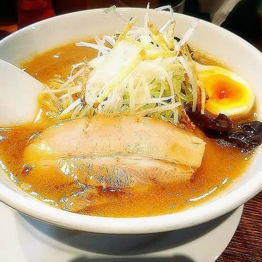 川原ちかよさんのインスタグラム写真 - (川原ちかよInstagram)「旅の記録。﻿ 【スープカレーとラーメン】﻿ ﻿ 札幌に行ったら食べたいもの！﻿ スープカレー！ラーメン！お寿司！﻿ どんなに弾丸だって、﻿ これは諦められない！﻿ ﻿ 前回行った時に思ったのが、﻿ 日曜日がお休みの店が多い！﻿ (京都は水曜日休みが多い)﻿ そこで、﻿ やはり地元に詳しい人に聞こう！と、﻿ 札幌出身のプロモーター女史に﻿ メールしたら、完璧！！！﻿ もう、今回のMVPやで。﻿ たくさんリストアップしてくれたうえ、﻿ チョイスも最高！﻿ 日曜日も営業していて、﻿ 行きやすい、地元の人に人気、﻿ ちかよさんなら、﻿ アーティストが好きなところが、﻿ 後のネタにもなるのでは？など、﻿ さすが札幌出身！﻿ さすがプロモーターさん！﻿ 仕事が完璧！　﻿ ほんま、ありがとう！﻿ ﻿ スープカレーは、﻿ 地元の人に超人気！と言う、﻿ ソウルストア。﻿ (自分では見つけられない)﻿ ゴボウがでーーーんと入ってるのが﻿ 特徴で、﻿ チキンカレーをベースに、﻿ スープはボッサ？﻿ 秘密の隠し味が入ってると言う、﻿ 大人気のやつに。﻿ めーーーっちゃ美味しかった！！！﻿ さつまいもも入ってて、﻿ それも美味しかった！﻿ 辛さは普通にしたからってのもあるけど、﻿ クセになると言うか、﻿ もう一口、早く！もう一口！﻿ ってなるスープカレー。﻿ 最後の最後まで頂きましたー！﻿ ﻿ なので、ラーメンはネタになる系、﻿ 有名店の雪風へ。﻿ 濃厚味噌ラーメン！﻿ ﻿ バンドマン、俳優さん、スポーツ選手、﻿ あらゆる分野の有名人のサインが！﻿ めっちゃ狭いから、並びますが、﻿ その価値はあり！！﻿ 濃厚スープにちぢれ麺、チャーシューも﻿ 超おいしいーーー。﻿ そんなに、﻿ お腹ぺこりんこじゃなかったのに、﻿ ぺろりんこ。﻿ ﻿ 昼→スープカレー﻿ 夜→味噌ラーメン﻿ ﻿ 完全に「ダイエット」と言う言葉を﻿ 宇宙の彼方に葬り去ったぜ、札幌。﻿ ﻿ #スープカレー﻿ #soulstore﻿ #味噌ラーメン﻿ #麺屋雪風」5月14日 22時40分 - chikayo_baby