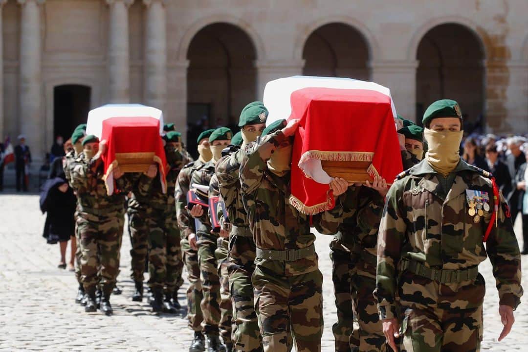 ニコラ・サルコジのインスタグラム：「C’est un jour de deuil pour notre Nation. La France peut être fière de ses Armées. Reconnaissance et gratitude à nos deux héros morts pour notre Patrie. Compassion et soutien pour leurs proches. NS」