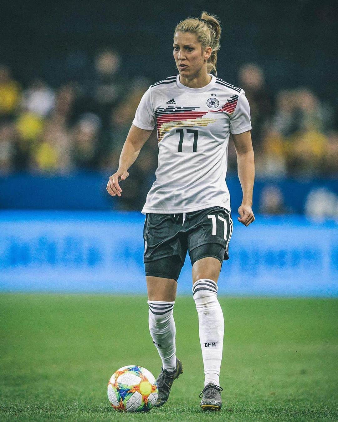 Verena Faisstさんのインスタグラム写真 - (Verena FaisstInstagram)「Proud and hounored to be selected for the German WWC squad in France. Let‘s bring it on 🇩🇪@dfb_frauenteam」5月14日 22時45分 - vereni2205