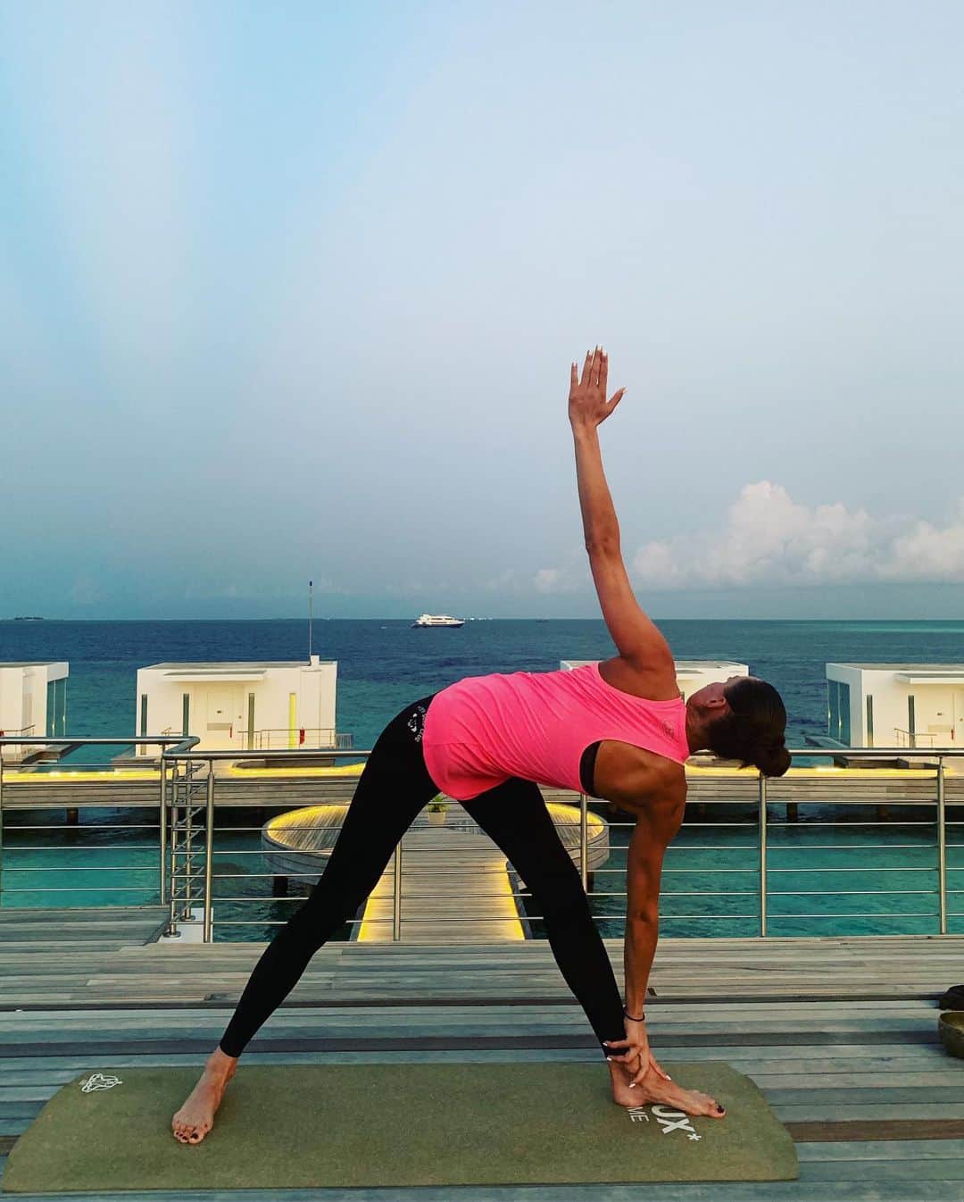 ナタリア・オブモチャエワさんのインスタグラム写真 - (ナタリア・オブモチャエワInstagram)「Ежедневная йога на отдыхе помогает держать себя в хорошей физической форме 🧘🏽‍♀️❤️ #varkasana #trikonasana #birdofparadisepose #yoga」5月14日 22時47分 - natusi4ka8