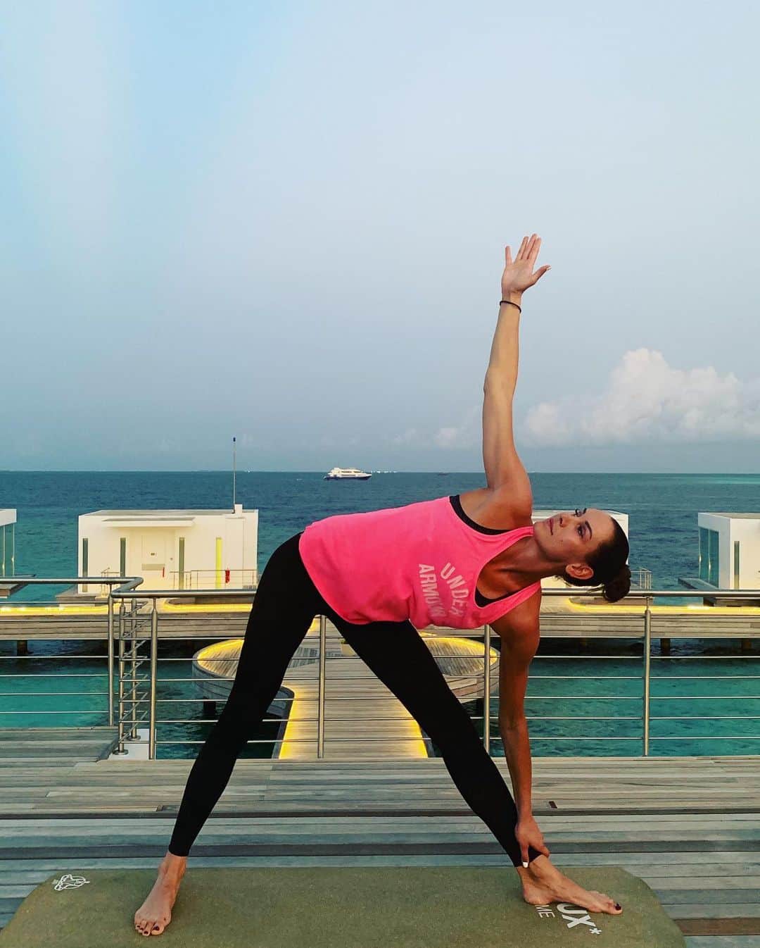 ナタリア・オブモチャエワさんのインスタグラム写真 - (ナタリア・オブモチャエワInstagram)「Ежедневная йога на отдыхе помогает держать себя в хорошей физической форме 🧘🏽‍♀️❤️ #varkasana #trikonasana #birdofparadisepose #yoga」5月14日 22時47分 - natusi4ka8
