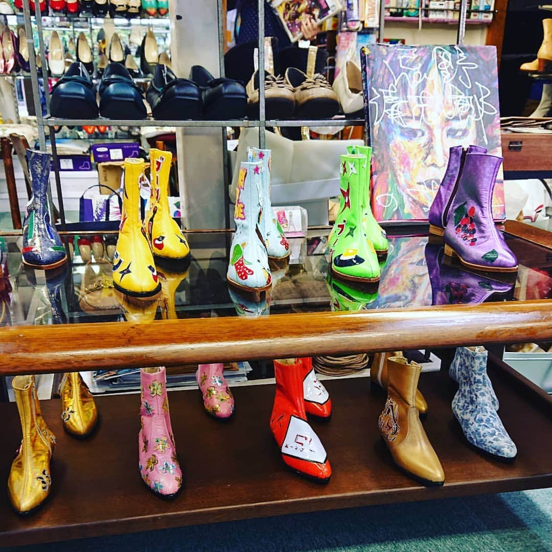 伊藤蘭さんのインスタグラム写真 - (伊藤蘭Instagram)「👢 靴の採寸に 行ったところ… 忌野清志郎さん発注の ブーツのミニチュアが 沢山並べてあって 感動✨でした💛  #エスエーシューズ  #ブーツ  #可愛いブーツ  #職人の技」5月14日 22時50分 - ranito_official