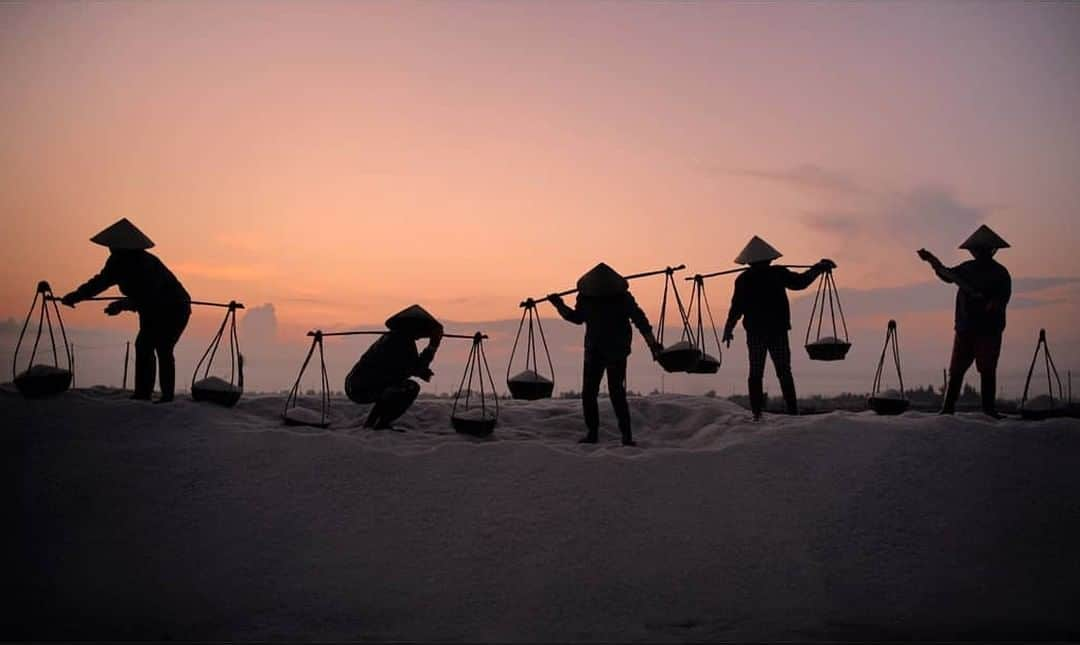 ライカさんのインスタグラム写真 - (ライカInstagram)「Workers manually harvest natural salt from the shallow fields of Hon Khoi Salt Fields in Nha Trang, Vietnam. This shot was captured by Yongki Lie (@yongki_lie) with the Leica M (Typ 240) and a 28mm Summilux lens. Discover the Leica M-System for yourself via the link in our bio.  #LeicaCamera #Leica #🔴📷 #Leicagram #LeicaM240 #TheLeicaLook #LeicaWorld #Leica_Club #LeicaSociety #Leicaphoto #ShootLeicaPro #travelphotography #documentaryphotography #reportage #reportagespotlight #Vietnam」5月14日 23時00分 - leica_camera