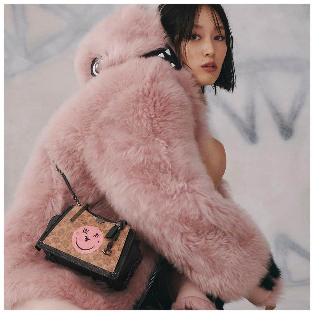 のインスタグラム：「On the nose, literally and figuratively. That's where you'll find #RexyTheCoachDino, who pops up on @yetiout's signature face, printed on our newest Dreamer. One of four #CoachShanghai co-creators, the music collective is known for their series of pop-up raves and record releases that bridge East and West. @CoachNY」