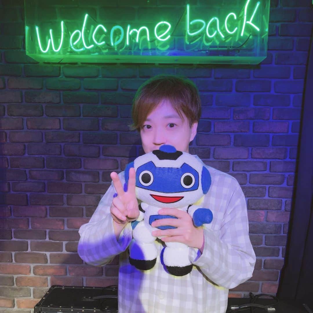 のインスタグラム：「#パジャマパーティー ありがとうございました。 情次さんと岡澤さんはパジャマ脱いじゃってたので、1人で写真を。#speedoflights のマスコットSOLAを持って行ったぞ。楽しかった！」