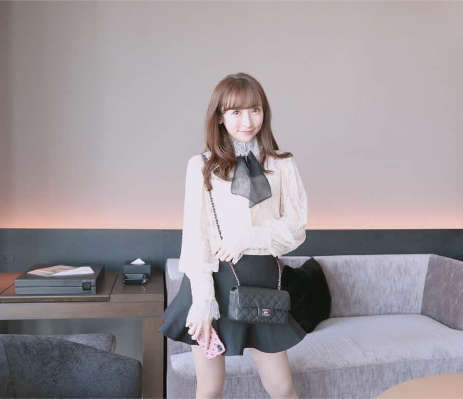 のインスタグラム：「＊﻿﻿ coordinate 。♡﻿﻿ ﻿﻿ とっても可愛いレースブラウス 。♡﻿﻿ ﻿﻿ やっと1枚で着れる季節なはずなのに﻿﻿ 最近暑くてもぉ着れないのが悲しい 。。﻿﻿ ﻿﻿ ﻿﻿ #coordinate #code #outfit #ootd #wear #fashion #gucci #valentino #chanel #コーディネート #コーデ #ファッション #ファッションコーデ #グッチ #ヴァレンティノ #シャネル #chanelbag #シャネルバッグ #レースブラウス #maisonvalentino #コーデ記録 #おまみ服 #レーストップス #レース #服 #옷스타 #데일리룩 #스타일 #코디 #옷스타일」