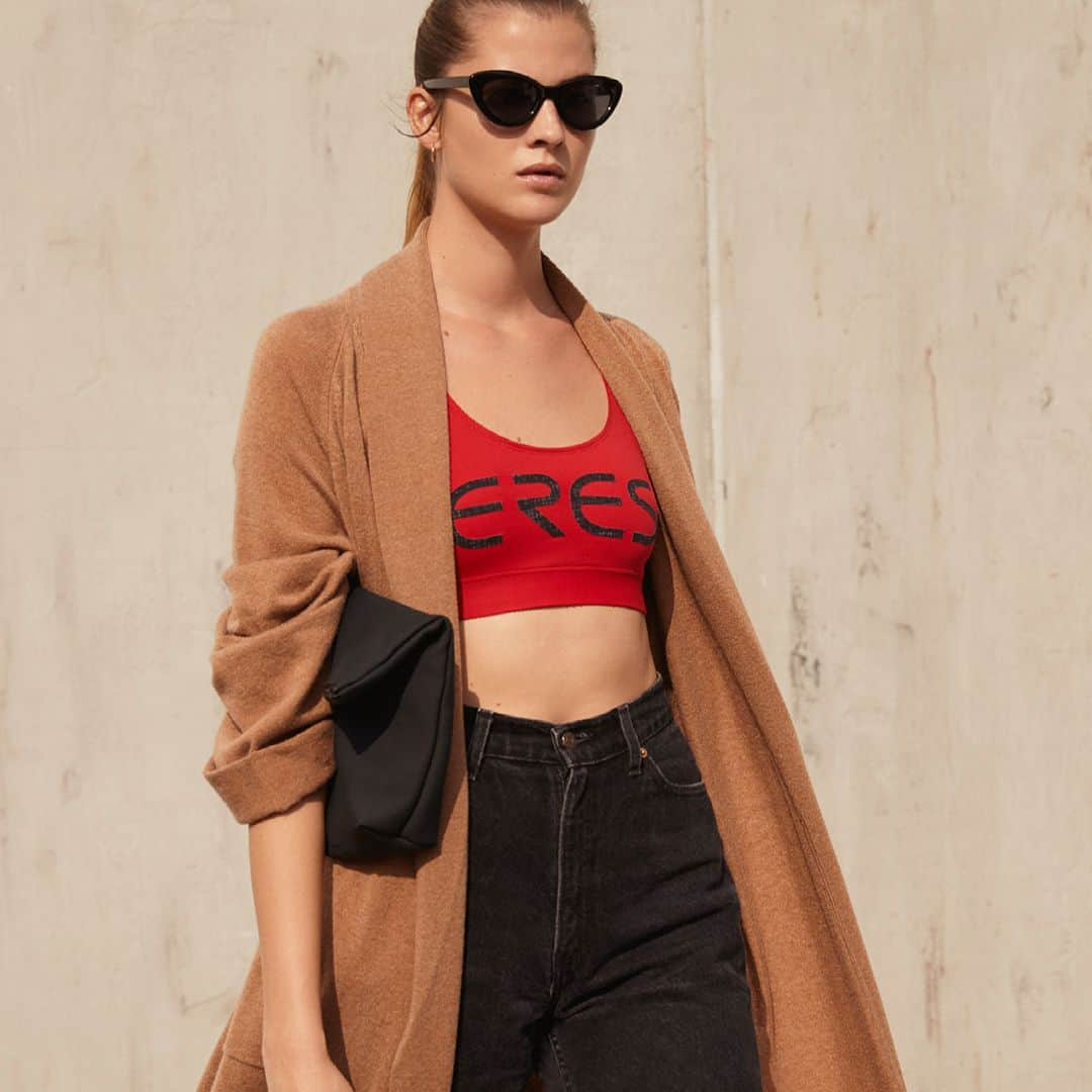 エレスさんのインスタグラム写真 - (エレスInstagram)「An iconic red for the Guru crop top to match with daily basics for a timeless sport chic allure.  #eresparis #EresActivewear #activewear」5月14日 23時01分 - eres