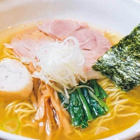 東京カレンダーさんのインスタグラム写真 - (東京カレンダーInstagram)「鶏ガラ・7種の香味野菜・煮干し・ムロ節・羅臼昆布などから作った淡口清湯スープが絶品の「塩ラーメン」。また、このスープと相性抜群な麺も秀逸！麺には全粉粒が配合され、ぷりっとした食感と歯切れの良さが楽しめる。 #東京カレンダー #東カレ #tokyocalendar #ラーメン #阿佐ヶ谷 #ramencique #塩ラーメン」5月14日 23時02分 - tokyocalendar