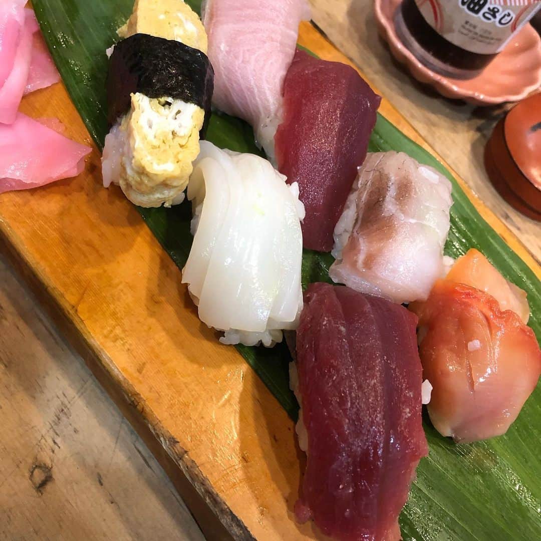 てっぺいさんのインスタグラム写真 - (てっぺいInstagram)「しばらく日本食食べれなくなるから贅沢する。 ここに鉄火巻と握りとお土産も。 お腹いっぱい！ #明日からダイエット #お寿司 #ナイスてっぺー」5月14日 23時07分 - nice_teppee