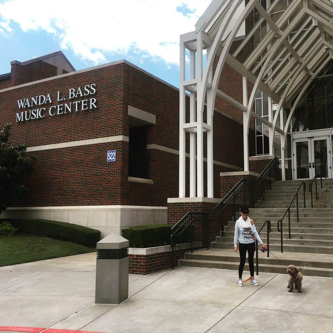 クリスティン・チェノウェスさんのインスタグラム写真 - (クリスティン・チェノウェスInstagram)「Visited my Alma Mater yesterday! Was amazing to walk around one of the many places that shaped me into the person & performer I am today 💗 I even went into Florence Birdwell’s studio, where I took all of my voice lessons. Good to be back at @oklahomacityuniversity!」5月14日 23時11分 - kchenoweth