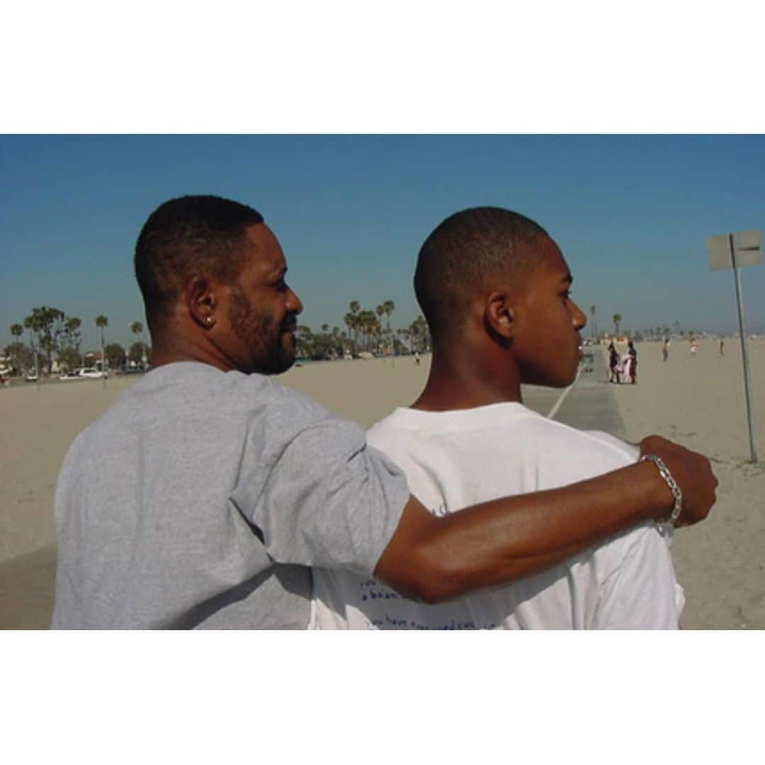 デショーン・ジャクソンさんのインスタグラム写真 - (デショーン・ジャクソンInstagram)「Not a day go by the pain doesn’t get deeper !! Your truly missed Poppa Jac 🙏🏾 May 14, 2009 changed my life forever .. Love you Pops & miss you like no Otha ✊🏾💙😢」5月14日 23時12分 - 0ne0fone