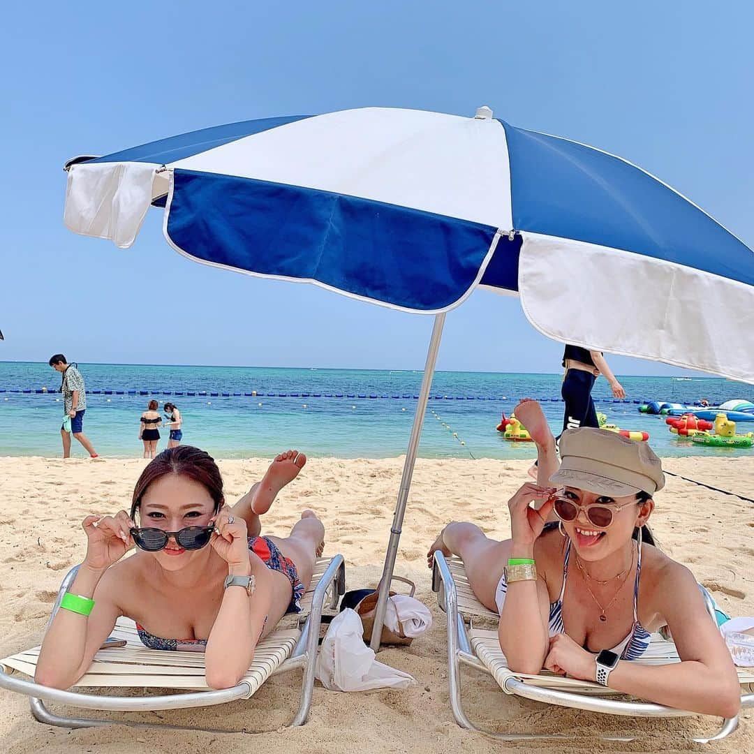 長嶺菜菜子のインスタグラム：「﻿ ﻿﻿ 沖縄ときたら﻿﻿ ﻿﻿ ﻿﻿ やっぱ海でしょーん(♡︎ˊ艸ˋ♡︎)﻿﻿ ﻿ ﻿﻿ ホテルモントレ沖縄のビーチは﻿﻿ ホテル専用のビーチだから﻿﻿ ホテルからすぐに海に入れる﻿﻿ ﻿﻿ ﻿﻿ そこが魅力だよねヾ(*･∀︎･*)ﾉﾞ﻿﻿ ﻿﻿ ﻿﻿ アクティビティも﻿﻿ SUPヨガが出来たり﻿﻿ バナナボートやグラスボートに乗れたり﻿﻿ 会場アスレチックもあるみたいよ﻿﻿ ﻿﻿ ﻿﻿ けど﻿﻿ 私たちチビーズの2人は﻿﻿ なーんもせず﻿﻿ ﻿﻿ ﻿﻿ ただ海を眺めてダラダラと﻿﻿ のんびーり過ごしてましたとさ😚😚﻿﻿ ﻿﻿ ﻿﻿ そういうのんびり時間も大切✨✨﻿﻿ ﻿ ﻿ 波の音に癒された🌊🌊﻿→4枚目に動画あるよ😍🙌 ﻿﻿ ﻿﻿﻿﻿ #沖縄 #自然体 #健康美 #旅好き #旅行好き﻿﻿﻿﻿ #沖縄人 #うちなんちゅ﻿﻿﻿﻿ #のんびり時間 #沖縄ビーチ #沖縄の海﻿﻿ #海大好き #夏大好き﻿ #波の音に癒される﻿ #波の音 #癒し #波のBGM﻿ #沖縄ビューティーキャンプ ﻿﻿﻿﻿ #ナチュラルビューティーキャンプ﻿﻿﻿﻿ #キレイモ #ナチュラル #ナチュラル美﻿﻿﻿﻿ #アクティブ女子 #アクティブ﻿﻿﻿﻿ #naturalbeautycamp﻿」