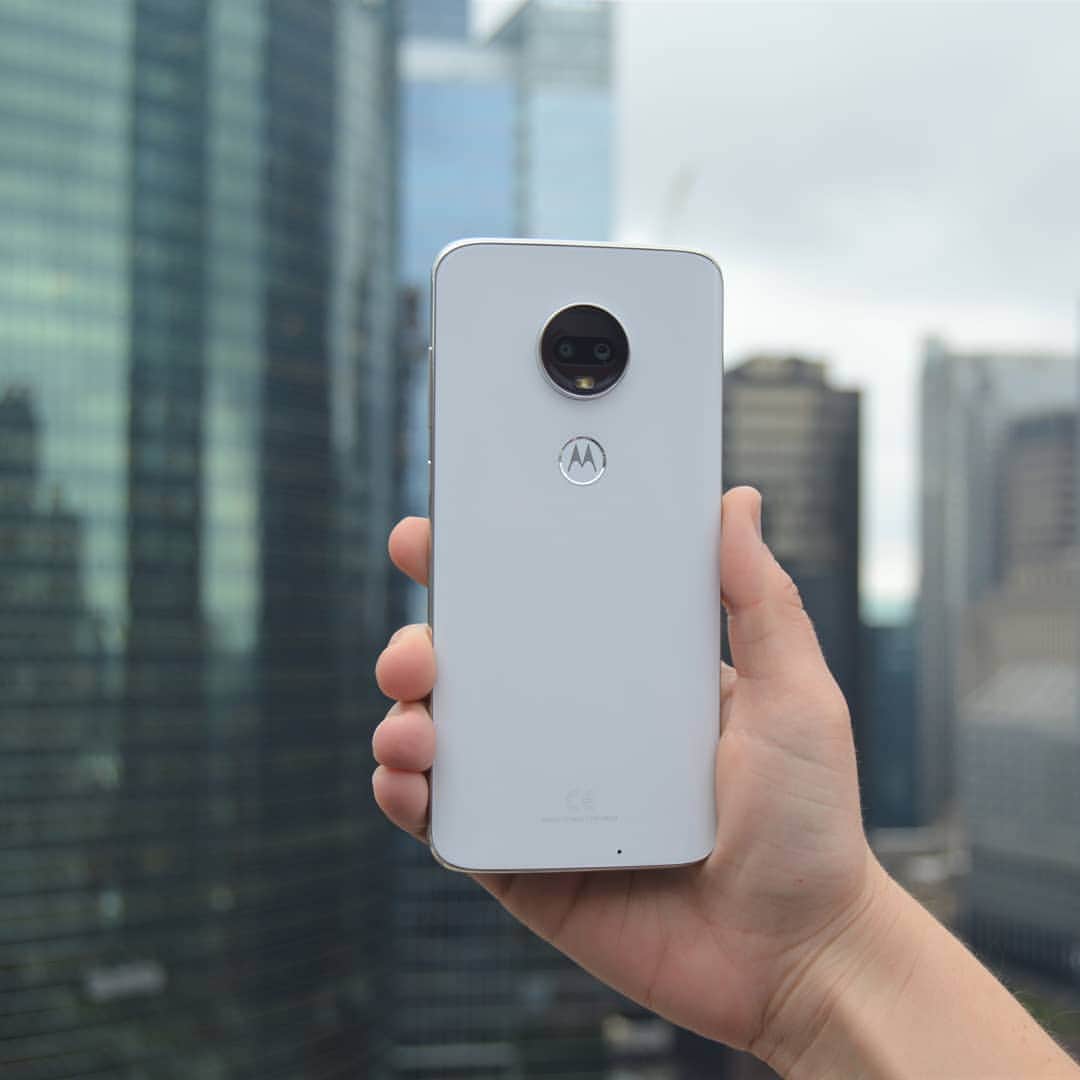 のインスタグラム：「Skyline views + moto g⁷ 🌁 • • • #motog7 #chicago #cityview #citylife」