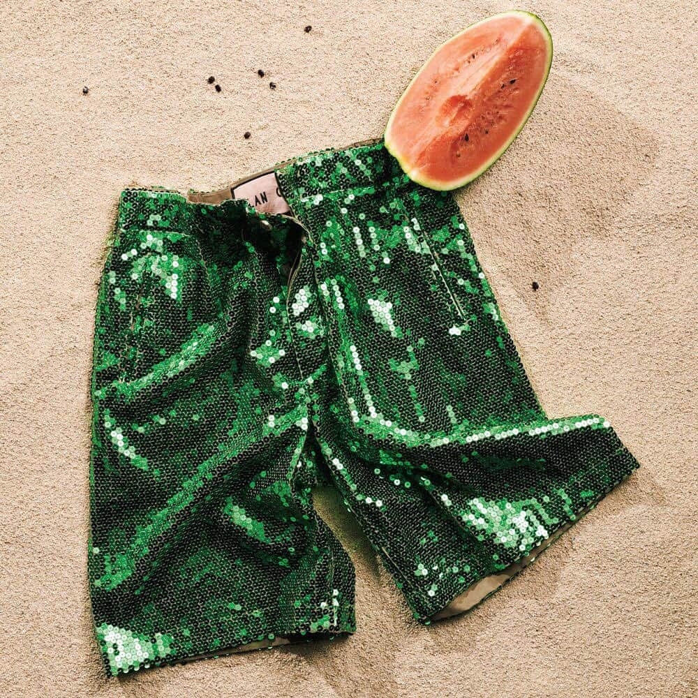 ginza magazineさんのインスタグラム写真 - (ginza magazineInstagram)「初夏の定番図鑑🍉⠀ Short Pants⠀ この夏のミニボトムは、スカートよりもショートパンツを押したい。⠀ きらっきらのスパンコールが眩しいこのショーツ、フォルムやデザインはごくシンプルだからコーディネートしやすいはず☝️⠀ ⠀ @plan_c_official⠀ #ginzamagazine #summeritems #shortpants #planc #スパンコール #ショートパンツ #プランC #サマーアイテム」5月14日 23時21分 - ginzamagazine