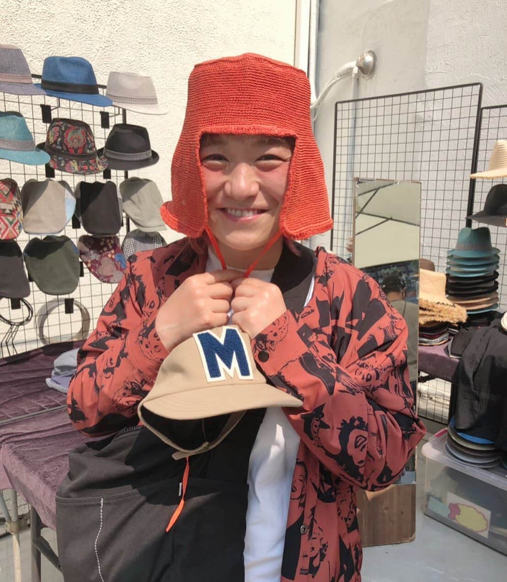 和田美枝のインスタグラム：「攻めた帽子を買いました👒👒👒 #帽子 #2wayのようなやつ #通気性ええよ #草間彌生さんみたい #てかちょっと前まで髪型こんなんやん」