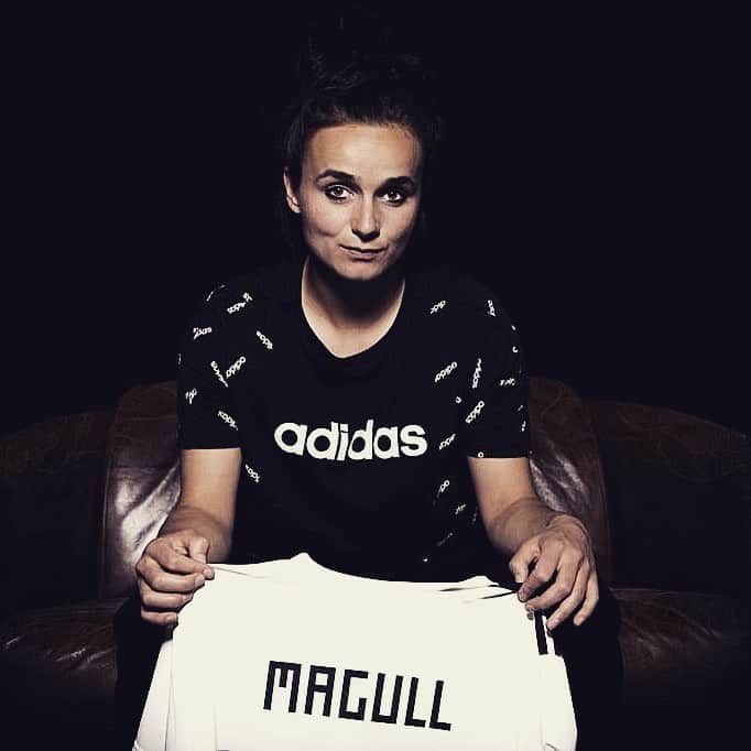 Lina Magullさんのインスタグラム写真 - (Lina MagullInstagram)「So happy to be part of the @dfb_frauenteam !!!! Can‘t wait for my first world cup! 😍😍 #thankful #magull #20」5月14日 23時22分 - linamagull
