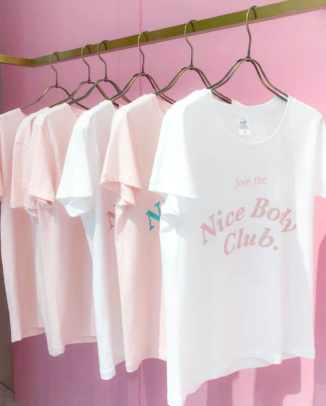 tomomi ❤︎ よしはしともみ ❤︎さんのインスタグラム写真 - (tomomi ❤︎ よしはしともみ ❤︎Instagram)「. . 🐬☁️👙 Nice Body Club 👙☁️🐬 . @peachjohn_official の新しいコレクション👔 5/10〜6/2までの期間限定ショップなんだって！ 可愛すぎる〜🐇🌸 . 新商品購入するとこのTシャツがもらえるみたい💎 このTシャツが可愛すぎて 早速着て写真撮った。笑 韓国っぽいかんじたまらない〜🇰🇷💓 . #pj #peachjohn #nicebodyclub #pink #shinjuku #ootd #sweemycloset #code #ピーチジョン #ナイスバディブラ #ピンク #フォトジェニック #新宿 #フォトスポット #ピンクスポット #韓国風カフェ #コーデ #韓国ファッション #피치전 #데일리룩 #패션 #옷스타그램 #핑크」5月14日 23時24分 - tomomi_yoshihashi