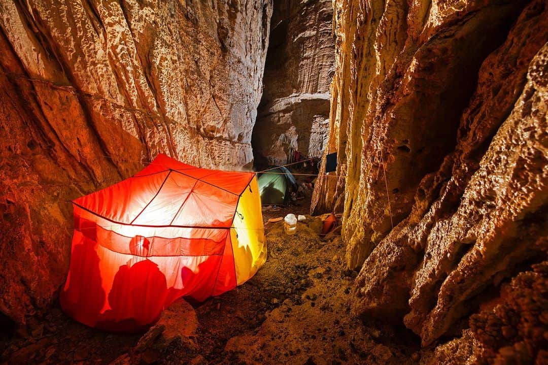 のインスタグラム：「Photo by @shonephoto | An expedition team camps inside Dark Star, a limestone cave system in Uzbekistan's Boysuntov Range. #Camping #CaveExploration #Uzbekistan」