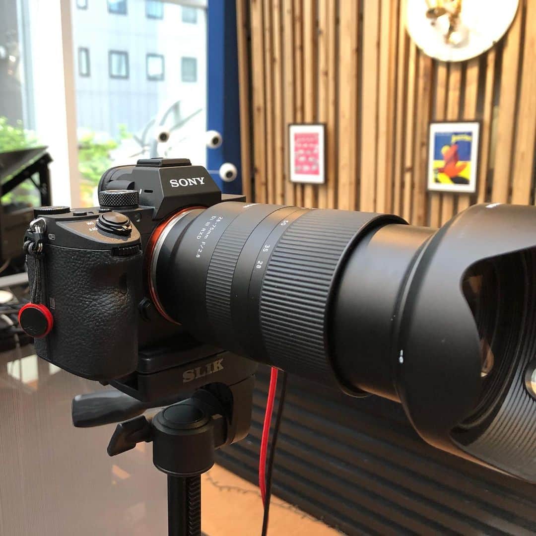 のインスタグラム：「今日は映像のお仕事。 . マルチカメラのライブ収録を1人でオペレート。 . α7III、α6400、AX700、GH5の4台をフル稼働したんだけど、ここまでSONYが揃うとパナソニック（GH5）だけ色味が浮いちゃうの。 . でも30分制限が無いからこういう長尺の時は重宝する。 . 早くα7sIIIリリースされないかなー。 . PAからのオーディオはZOOM H6で録音。 . 拡張アダプタでXLR × 6chイケるので、オケものの時はこれ一発持ってけば全チャンマルチで録れる。ミックスも楽チンでオススメ。 . #videographer #sony #sonyalpha #α7iii #α6400 #ax700 #gh5 #atomos #zoomh6 #いや何屋さんやねん #本業は作曲家 #カメラマンさんの痛みがわかる作曲家」
