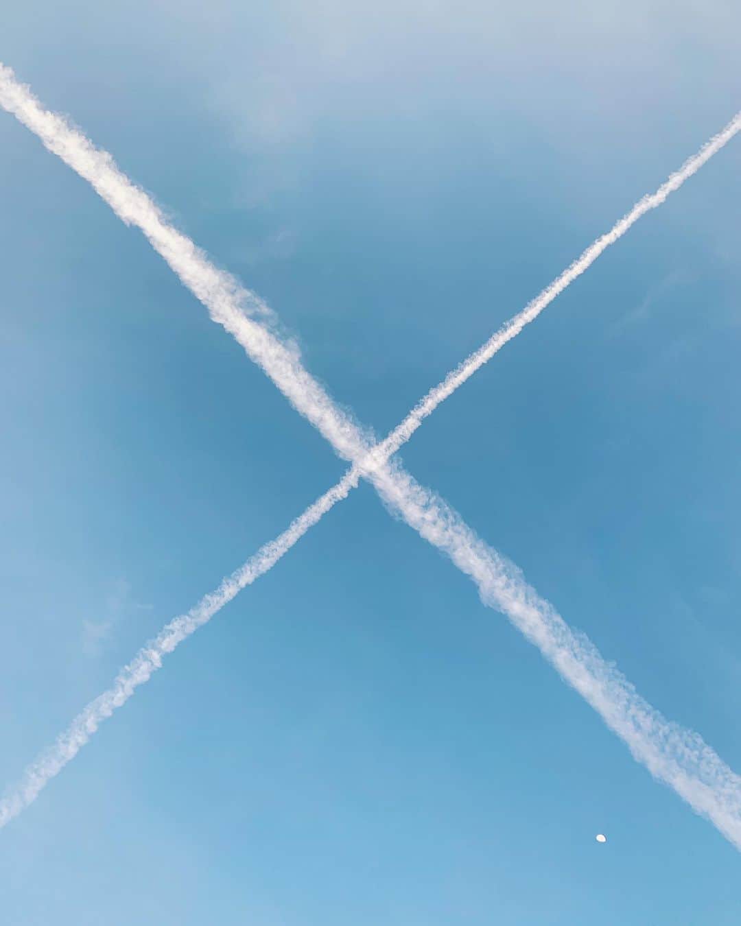 わちみなみのインスタグラム：「珍しい﻿ ﻿ ばってんの飛行機雲と、月✨✨﻿ ﻿ いいことがあるらしいよ、、﻿ ということにしよう🥺﻿ ﻿」