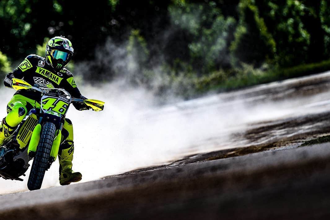 バレンティーノ・ロッシのインスタグラム：「Training at the MotoRanch with @vr46ridersacademyofficial 📸 @camilss」