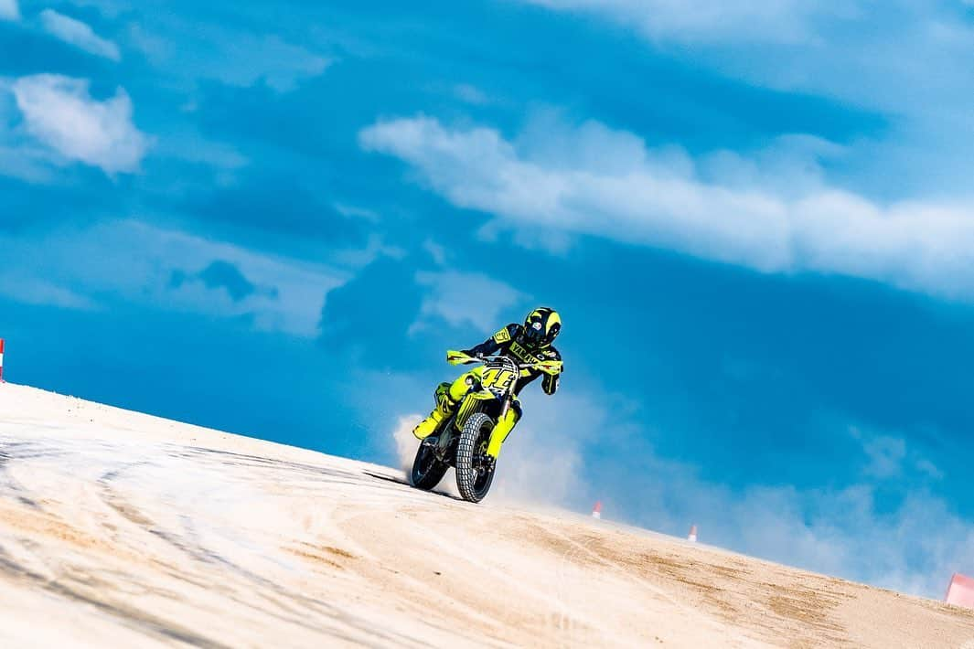 バレンティーノ・ロッシさんのインスタグラム写真 - (バレンティーノ・ロッシInstagram)「Training at the MotoRanch with @vr46ridersacademyofficial 📸 @camilss」5月14日 23時38分 - valeyellow46