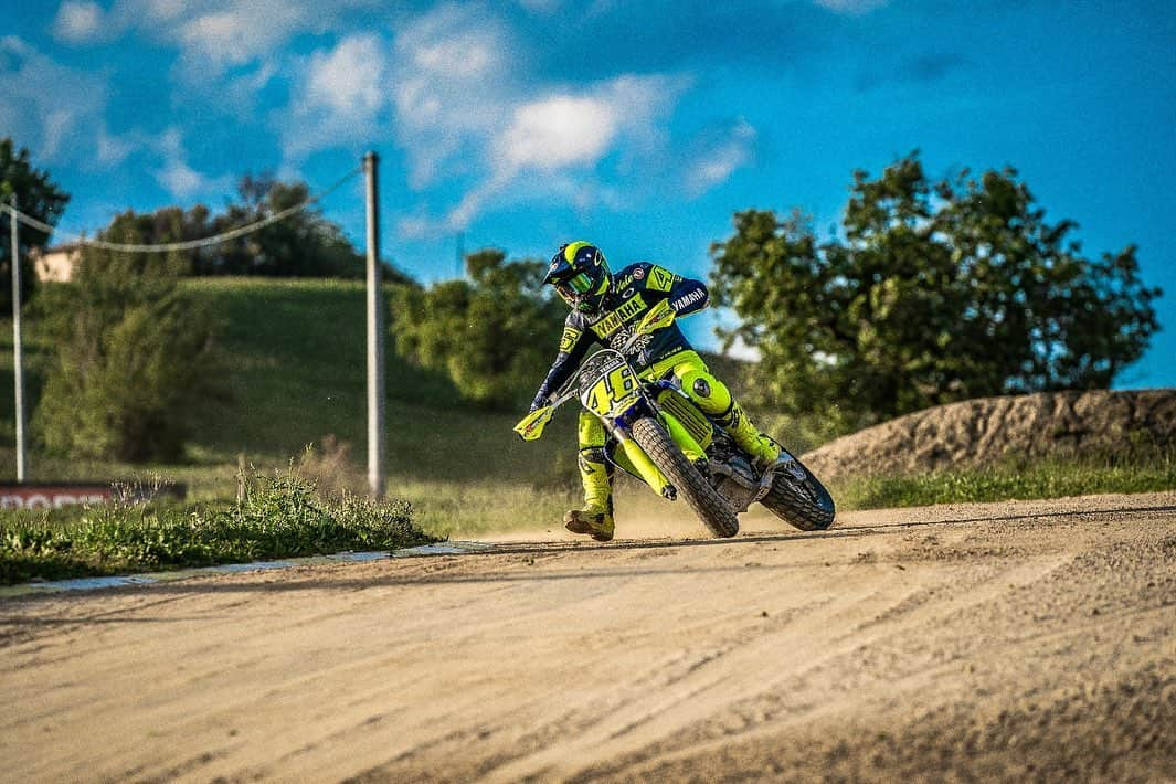 バレンティーノ・ロッシさんのインスタグラム写真 - (バレンティーノ・ロッシInstagram)「Training at the MotoRanch with @vr46ridersacademyofficial 📸 @camilss」5月14日 23時38分 - valeyellow46