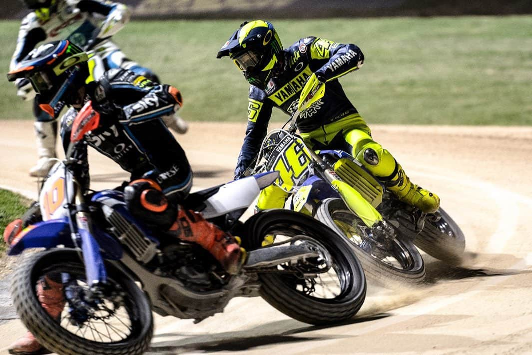 バレンティーノ・ロッシさんのインスタグラム写真 - (バレンティーノ・ロッシInstagram)「Training at the MotoRanch with @vr46ridersacademyofficial 📸 @camilss」5月14日 23時38分 - valeyellow46