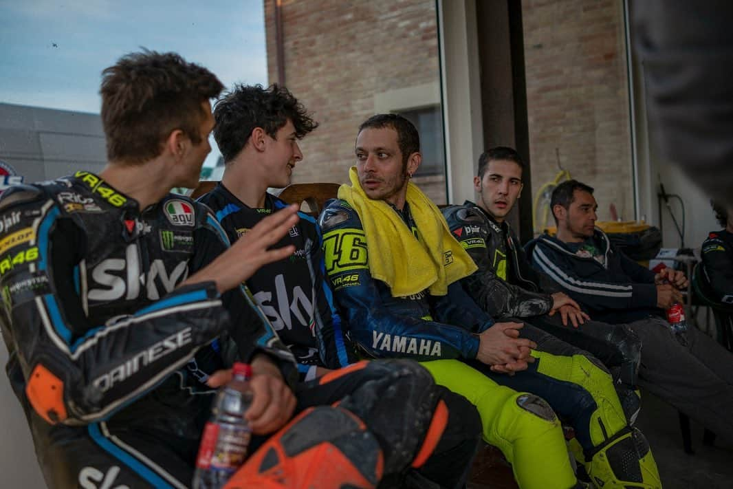 バレンティーノ・ロッシさんのインスタグラム写真 - (バレンティーノ・ロッシInstagram)「Training at the MotoRanch with @vr46ridersacademyofficial 📸 @camilss」5月14日 23時38分 - valeyellow46