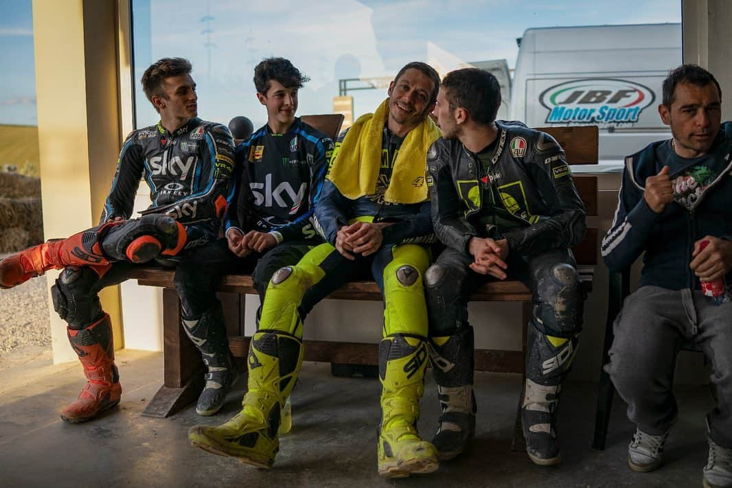 バレンティーノ・ロッシさんのインスタグラム写真 - (バレンティーノ・ロッシInstagram)「Training at the MotoRanch with @vr46ridersacademyofficial 📸 @camilss」5月14日 23時38分 - valeyellow46