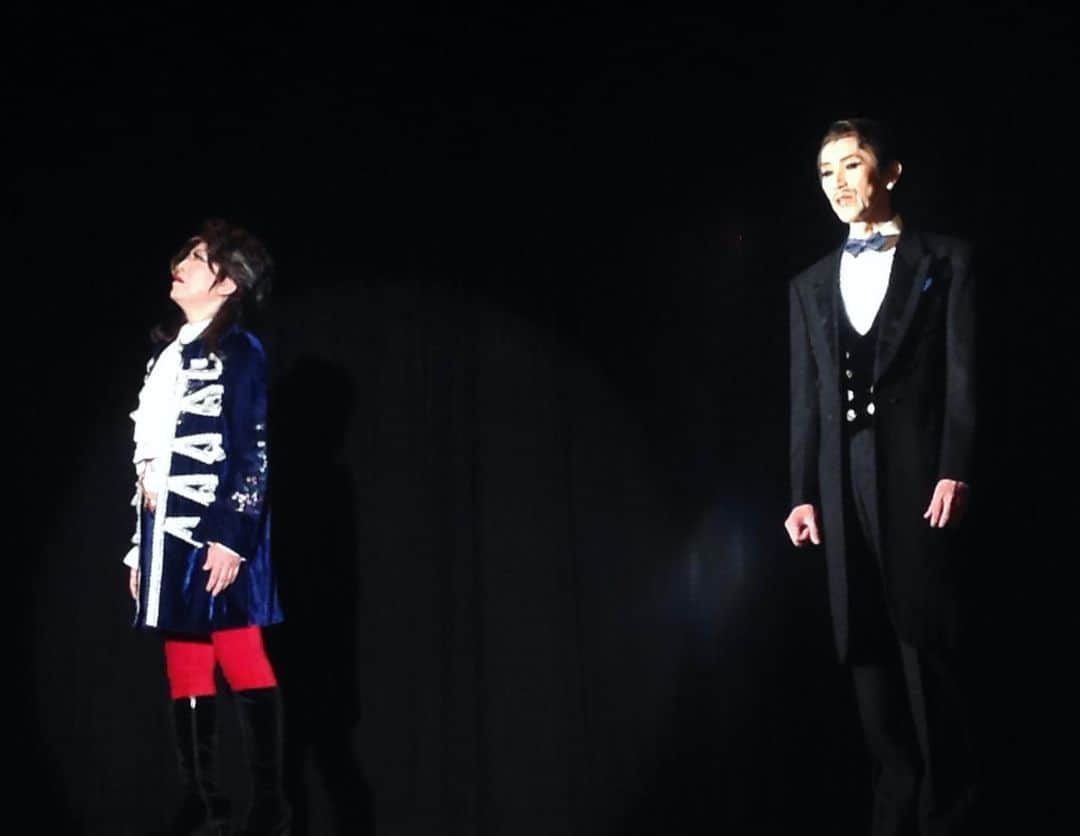 のインスタグラム：「『花詩歌タカラヅカ なりきりファントム』千穐楽、客席から撮ったエリックとジェラルドの親子対面の場面です。なんだか立派に見えますね。 #花詩歌 #タカラヅカ #なりきり #ファントム #エリック #ジェラルド #キャリエール #繁昌亭」
