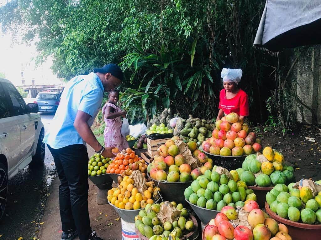 ディディエ・ドログバさんのインスタグラム写真 - (ディディエ・ドログバInstagram)「La saison des mangues en Côte d’Ivoire 🥭 un délice 🇨🇮 et vous chers compatriotes, quels sont vos plats fruit endroits préférés en Côte d’Ivoire ?? Mango season in Côte d’Ivoire 🇨🇮 Best taste in the world,  what’s your favorite food, place or else in Côte d’Ivoire? Post on your story and I’ll repost it 😊🇨🇮 @malignegourmande @ivorianskillingit @ivoirepeople @ivorianfood @ivoirtripsinternational @cdv_225  #team225 📸: @andycosta.ci 👌🏾」5月14日 23時41分 - didierdrogba