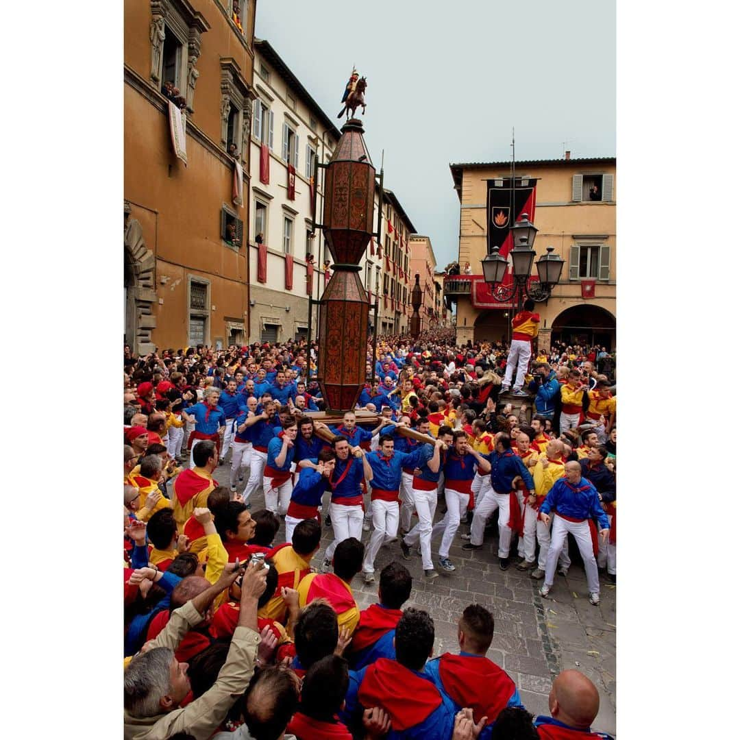 スティーブ・マカリーさんのインスタグラム写真 - (スティーブ・マカリーInstagram)「The Festa dei Ceri (Race of the Candles) in Gubbio, Italy is a tradition dating back to the 12th century. The community commemorates the patron saints of the town with a sacred and mysterious procession in which men of the city carry big wax sticks through the streets towards the Basilica of Mount Ingino. The people who support the heavy ceri (candles) wear colored shirts to represent their respective saint – yellow for St. Ubaldo, blue for St. Giorgio, and black for St. Anthony.  1st & 2nd images: #Gubbio, #Umbria, #Italy, 2014. 3rd image: #Gubbio, #Umbria, #Italy, 2011. 4th image: #Gubbio, #Umbria, #Italy, 2014.」5月14日 23時52分 - stevemccurryofficial