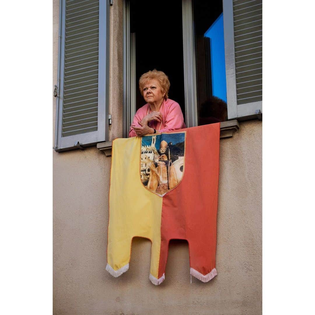 スティーブ・マカリーさんのインスタグラム写真 - (スティーブ・マカリーInstagram)「The Festa dei Ceri (Race of the Candles) in Gubbio, Italy is a tradition dating back to the 12th century. The community commemorates the patron saints of the town with a sacred and mysterious procession in which men of the city carry big wax sticks through the streets towards the Basilica of Mount Ingino. The people who support the heavy ceri (candles) wear colored shirts to represent their respective saint – yellow for St. Ubaldo, blue for St. Giorgio, and black for St. Anthony.  1st & 2nd images: #Gubbio, #Umbria, #Italy, 2014. 3rd image: #Gubbio, #Umbria, #Italy, 2011. 4th image: #Gubbio, #Umbria, #Italy, 2014.」5月14日 23時52分 - stevemccurryofficial