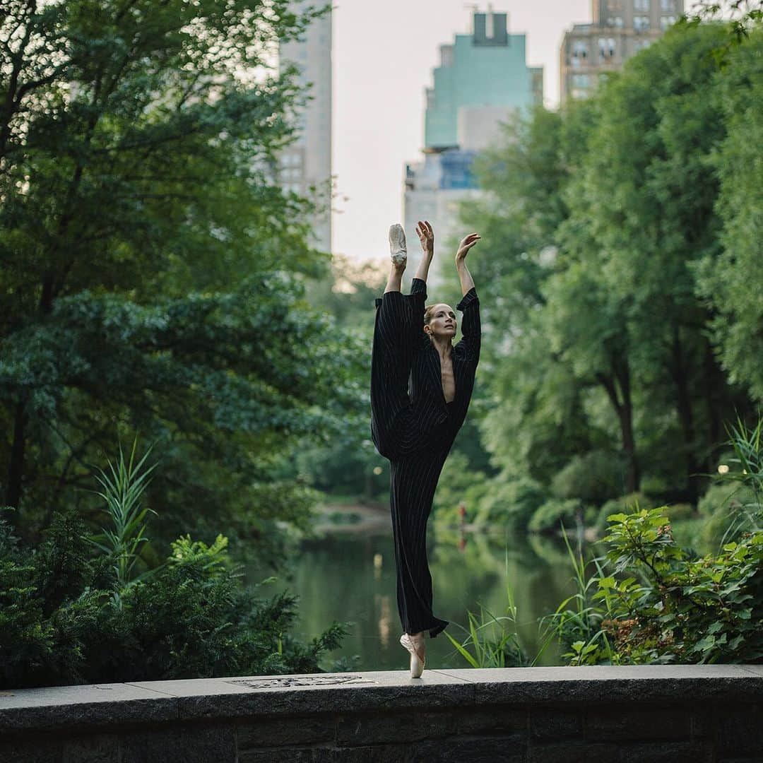 ballerina projectさんのインスタグラム写真 - (ballerina projectInstagram)「Lauren Cuthbertson in Central Park. #ballerina - @londonballerina #centralpark #newyorkcity #ballerinaproject #ballerinaproject_ #ballet #dance #pointe #laurencuthbertson  With the upcoming conclusion of the Ballerina Project limited edition prints will be only available for purchase until the beginning of June 2019. Link is in our Instagram profile to purchase one today.  The Ballerina Project book is now available for pre-order. Go to @ballerinaprojectbook for pre-order link and info. #ballerinaprojectbook」5月14日 23時48分 - ballerinaproject_