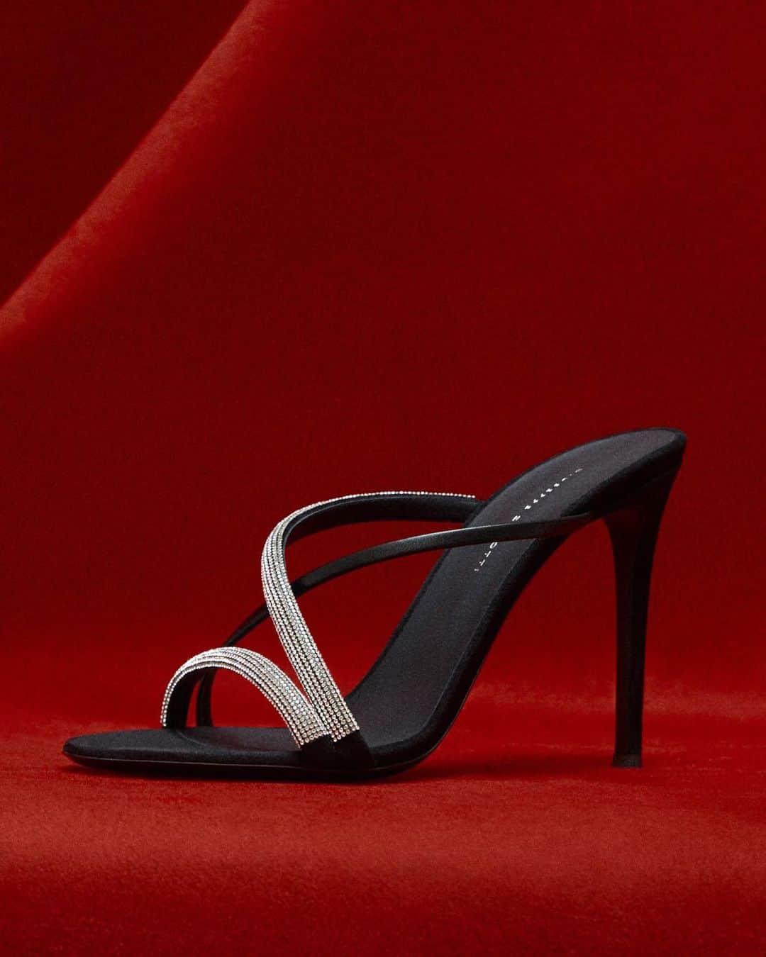 Giuseppe Zanotti Designさんのインスタグラム写真 - (Giuseppe Zanotti DesignInstagram)「When the world’s most famous red-carpet calls... Introducing the CROISETTE CRYSTAL—an exclusive first drop from the new #GZFW19 collection, named in honor of Cannes’ world-famous boulevard. #GiuseppeZanotti」5月15日 0時02分 - giuseppezanotti