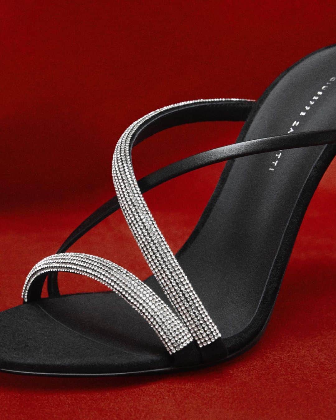 Giuseppe Zanotti Designさんのインスタグラム写真 - (Giuseppe Zanotti DesignInstagram)「When the world’s most famous red-carpet calls... Introducing the CROISETTE CRYSTAL—an exclusive first drop from the new #GZFW19 collection, named in honor of Cannes’ world-famous boulevard. #GiuseppeZanotti」5月15日 0時02分 - giuseppezanotti