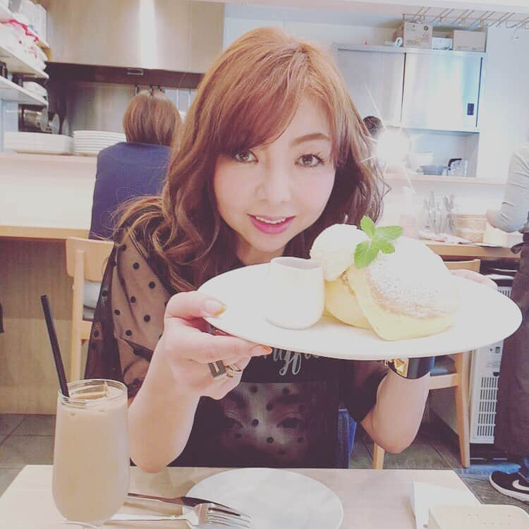 モモコさんのインスタグラム写真 - (モモコInstagram)「パンケーキ食べたいパンケーキ食べたい🎵  いまごろパンケーキ食べたい病にかかってます。 帯状疱疹後神経痛で痩せたからでしょうか。 罪悪感無しで蜜をたっぷりと...。 ロケ終わりメイクさんが、この近くには、このパンケーキ屋さんがあるよ！と、すぐささやくので食べちゃいます！…と、メイクさんのせいにしときます！笑っ  #ハイヒールモモコ #👠 #👠🍑 #CHANEL #シャネラー #グルメ #パンケーキ #パンケーキ食べたい #🥞」5月14日 23時56分 - highheel_momoko