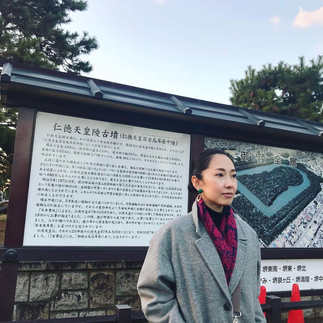 のインスタグラム：「大阪から初めての世界文化遺産登録となることが概ね決まった模様。  発表されれば文化遺産としては国内19件目、自然遺産を含む世界遺産としては国内23件目なのだそうです。  一応、行ってみたんですけどね…  当たり前ながら、古墳は上から見ないと…  こうゆう眺めになります😅  中に入ることも勿論出来ませんのでね…  こうゆう眺めOnlyになります…。 だいぶ地味な世界遺産になりそうですね…。 #大阪府 #世界遺産 #百舌鳥古市古墳群 #読めるかなぁ #仁徳天皇陵 #前方後円墳 #ごめんなさい #森にしか見えない #カフェイロハ #ぜんざい  #japantrip #japantravel #osaka #worldheritage #nintokutennouryou #nintokutennoryokofun #ancienttomb #zenpoukouenfun  #zenzai #redbeanssoup #sweets」