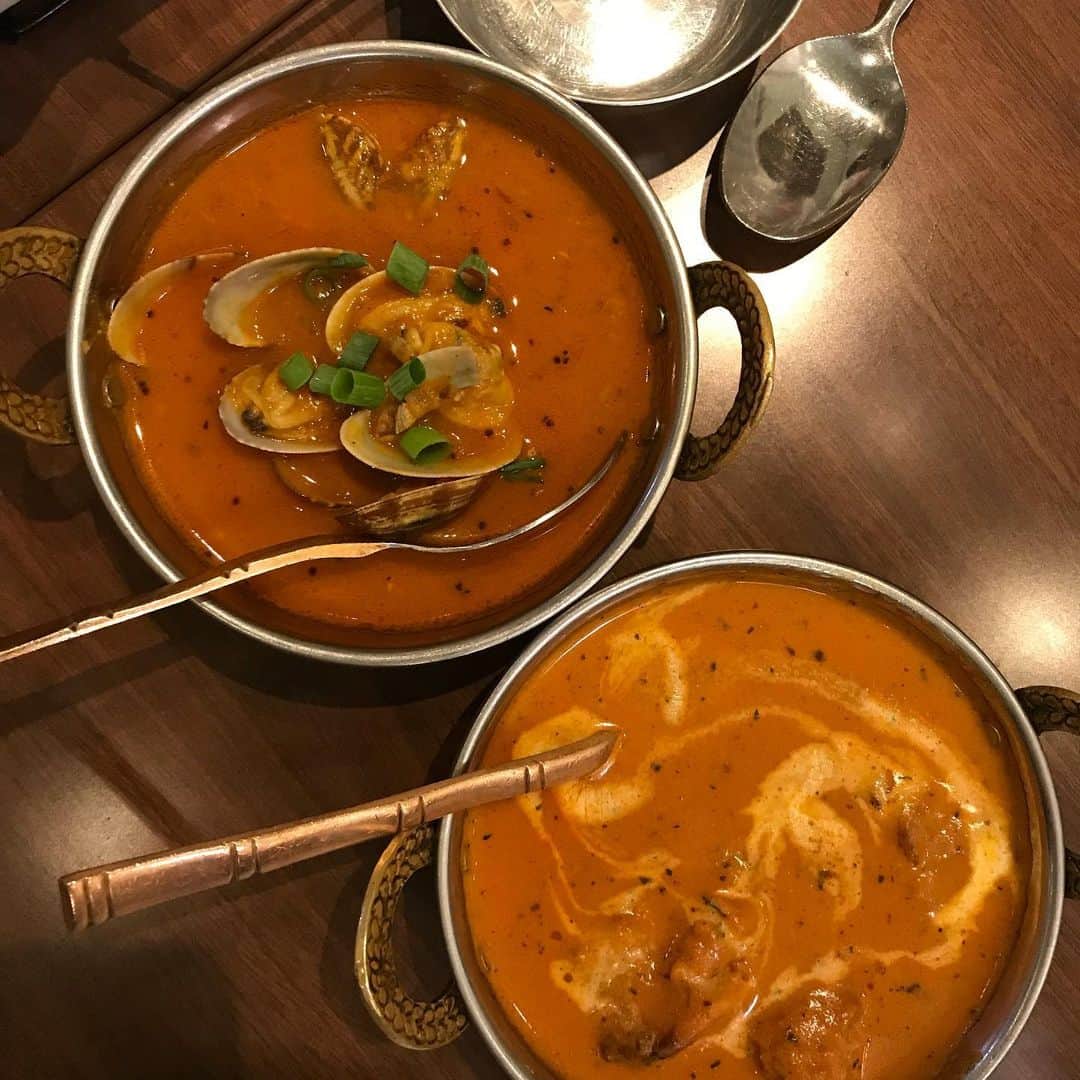のインスタグラム：「※ Indian curry night 🇮🇳 . 会社の後輩君のご実家が営む インド大使館御用達の インド料理屋さん、ムンバイへ🥄 . 大好きなバターチキンカレー あさりのカレー、 そしてホウレンソウのカレー🍛 . 忘れた頃にまた食べたくなる味✨ . ご馳走さまでした🙏 . . #indiancuisine #インド料理 #インドカレー #バターチキンカレー #丸の内 #ムンバイ #ミオログ #カレー」