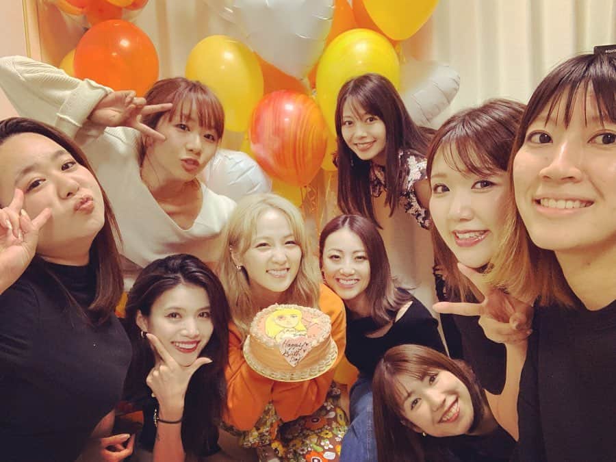 長谷部優さんのインスタグラム写真 - (長谷部優Instagram)「昨日はAmiの誕生日会🎉 1年1年が早い！！(ﾟoﾟ;; でも、こうして毎年お祝い出来る事に感謝❣️^ ^ おばあちゃんになってもこの関係が変わりませんように♡♡ 今回はErie画伯ケーキ🎂 可愛い笑  なんと、皆んなから遅くなりましたが、、と！ サプライズで私までお誕生日プレゼントいただきました🎁！！ 欲しかった美顔器😳💕 センス良すぎ☺︎☺︎ #kanaの写真ふるっ笑 #でも全員集合 #令和になっても二人羽織！！ #誕生日 #楽しい夜 #ドリーム #３１歳」5月14日 23時59分 - yuuhasebe