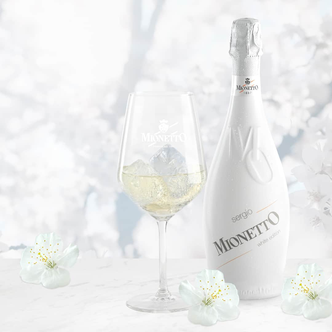 Mionetto Proseccoさんのインスタグラム写真 - (Mionetto ProseccoInstagram)「Delicate white flowers and the Cuvée Sergio White Edition: the perfect spring couple. #MionettoWhiteTime」5月15日 0時00分 - mionetto_prosecco