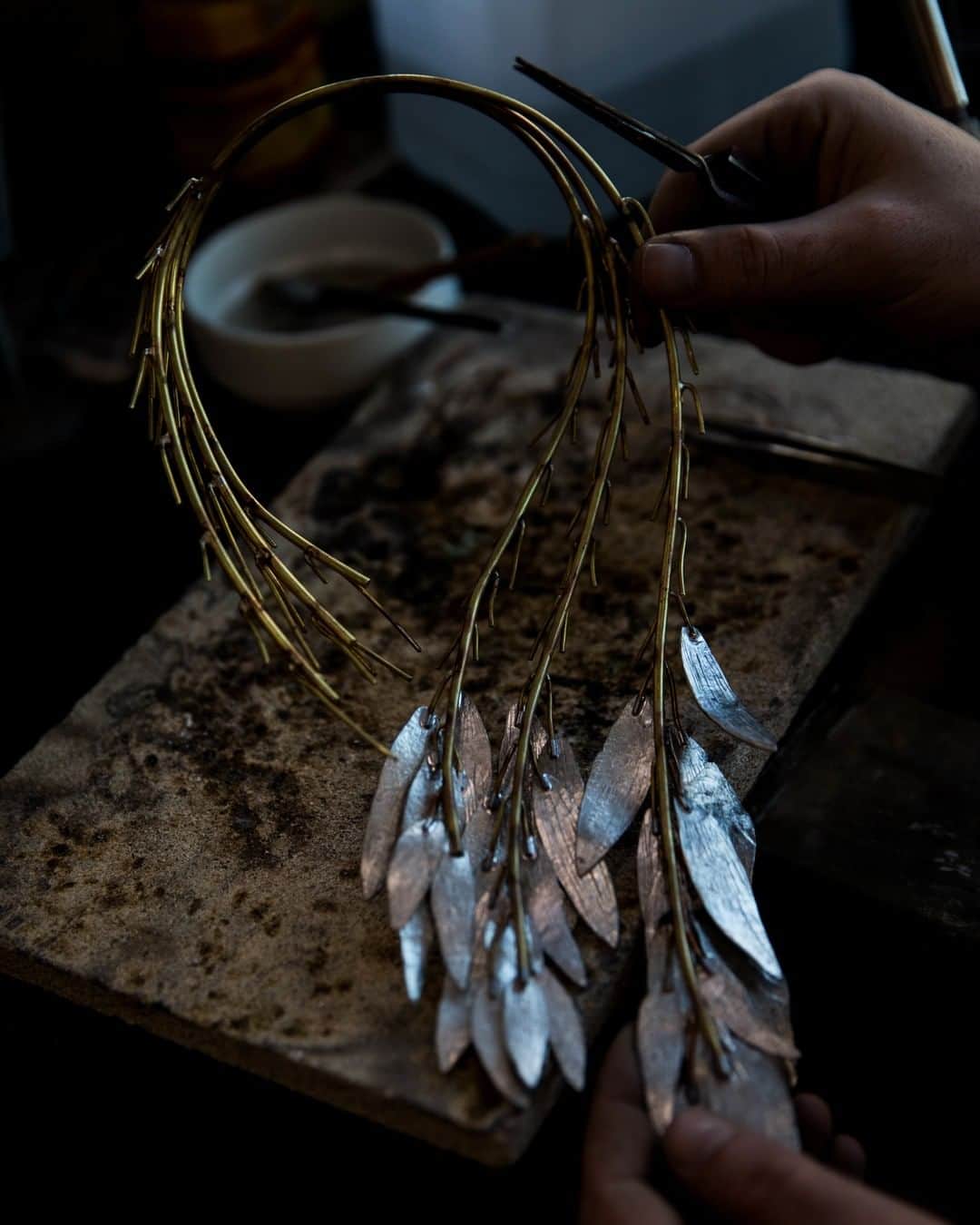 グーセンス パリのインスタグラム：「Making a Leaves necklace from the Tribute to Robert Goossens collection . . #📸 by @mathieu.bonnin . . #Goossens #necklace #leaves #rockcrystal #brass #Tribute」