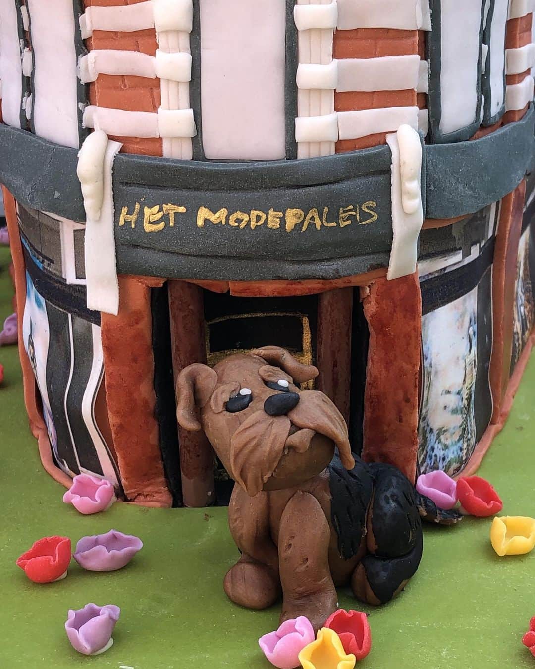 ドリス・ヴァン・ノッテンさんのインスタグラム写真 - (ドリス・ヴァン・ノッテンInstagram)「Happy Birthday DRIES! A little ‘het Modepaleis’-cake. This year we also celebrate the 30th anniversary of the first DVN flagship store . #driesvannoten #dvn #happybirthday #modepaleis #antwerp」5月15日 0時08分 - driesvannoten