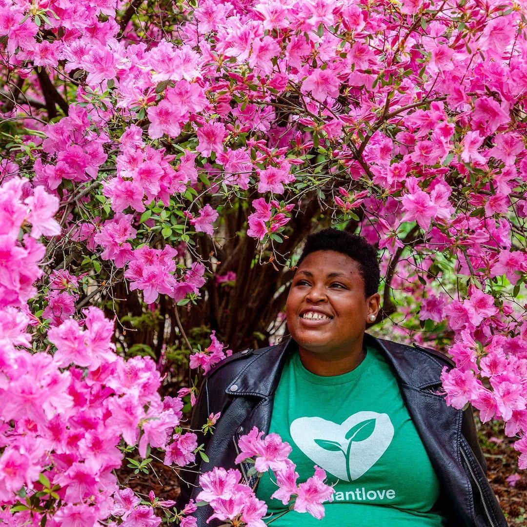 ニューヨーク植物園さんのインスタグラム写真 - (ニューヨーク植物園Instagram)「🌿 As part of #plantlove at NYBG, we’re talking with people from all over the Garden about what inspires their passion for plants. Today, meet Kadeesha Williams, Community Horticulturist and Urban Agriculturist with Bronx Green-Up at NYBG. 💚 . “I’m lucky to have grown up surrounded by plants. My parents come from farming backgrounds in South Carolina, so it was natural to raise their own food when they moved to NYC. I often think of my family’s community garden, Taqwa Community Farm here in the Bronx, as the place where I first had my experiences with plants. It isn’t, though. When I was three or four, my father and grandfather kept a garden in our backyard, and I remember how lush it always was. There was a rose of Sharon bush that grew to the size of a small tree, two Persian silk trees, and forsythia along the fence. In the middle they grew tomatoes, cucumbers, collard greens, and cabbage. I felt tiny walking through that garden, like a fairy princess in a magical forest. I dream about that place often, even as an adult, because of how it shaped the world I desire. I don’t think I’ve ever shaken that dream, and I want to share the experience with everyone. Being in a garden should remind us of how small we are, and that is a beautiful thing.”」5月15日 0時09分 - nybg