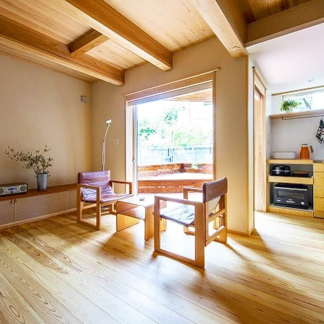 シーエッチ建築工房 さんのインスタグラム写真 - (シーエッチ建築工房 Instagram)「✏︎ 住まい手さんが変われば、 家のカタチも様々。 ⠀⠀ 今回はリビングを中心にご紹介します。 リビングといえば、家族と余暇を 楽しむ場所ですが、シーエッチのつくる 木の家のリビングはこんな場所・・・ ⠀⠀ ＊pic1 「趣味室と書斎のある家」 家の中でもウッドデッキに出て 外に出ても、庭の木々を四季を通じて 楽しみます。 ⠀⠀ ＊pic2 「森の風景と暮らす家」 吹き抜けの下にリビング。 高窓から入る光は漆喰の白い壁を 反射して、優しい光を楽しむ空間に。 ⠀⠀ ＊pic3 「子どもと楽しむ家」 時には大開口とウッドデッキから、 外側の風景を取り込み、 空間に広がりを持たせます。 お子さんの遊び場所にも 持ってこい！ ⠀⠀ ＊pic4 「犬とかけまわる里山の家」 ウッドデッキを通じてお庭が近いリビング。 愛犬がお庭でかけまわる姿を見ながら 側で一緒に過ごす嬉しい時間。 ⠀⠀⠀⠀⠀⠀⠀⠀⠀⠀⠀⠀ ⠀⠀⠀⠀⠀⠀⠀⠀⠀⠀⠀⠀ ──────────── 株式会社シーエッチ建築工房 兵庫県宝塚市仁川台76番地 0798-52-8863 https://www.ch-wood.co.jp ──────────── @ch_kenchiku ⠀⠀ ⠀⠀ #シーエッチ建築工房 #木の家 #注文住宅 #新築 #一戸建て#家づくり #住まい #暮らし #日々のこと #マイホーム #たからづかな生活#ときめく日々がたからもの宝塚 #宝塚市 #西宮市 #伊丹市 #川西市 工務店 #自然素材 #国産材 #暮らしを楽しむ #自然と暮らす #こどもと暮らす #季節を楽しむ #吹抜け #ベンチ #書斎 #板張り #猫と暮らす #犬のいる暮らし」5月15日 0時23分 - ch_kenchiku